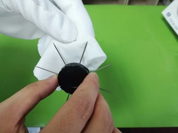 Vệ sinh kim khử tĩnh điện bằng vải lau có thấm IPA để đạt hiệu quả làm sạch tốt nhất.